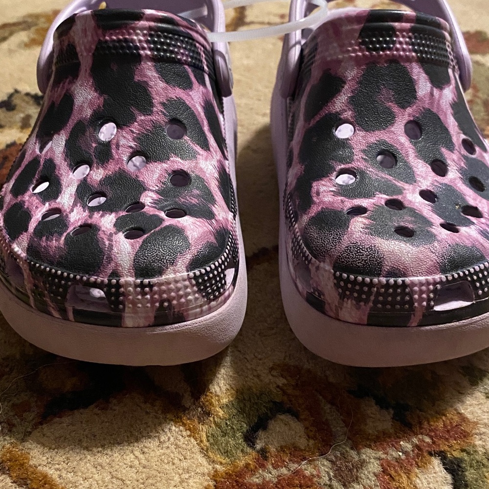 CROCS Kids Shoes in Pink and Black Leopard Print - Picture 7 of 7
